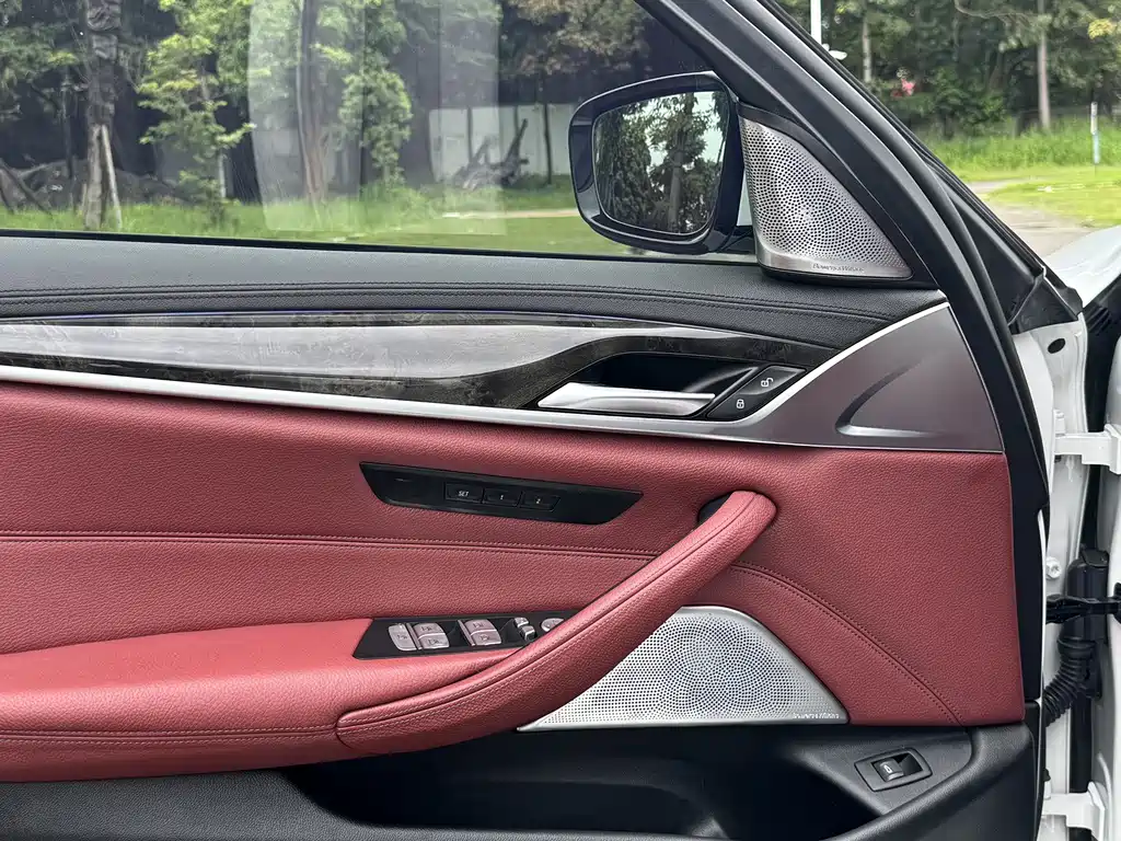 BMW 5 Series 2018 — фото 22