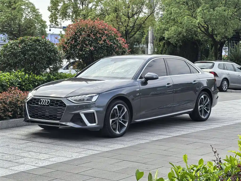 Audi A4L 2022 — фото 1