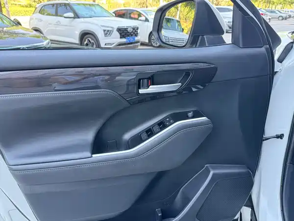 Toyota Crown Kluger 2024