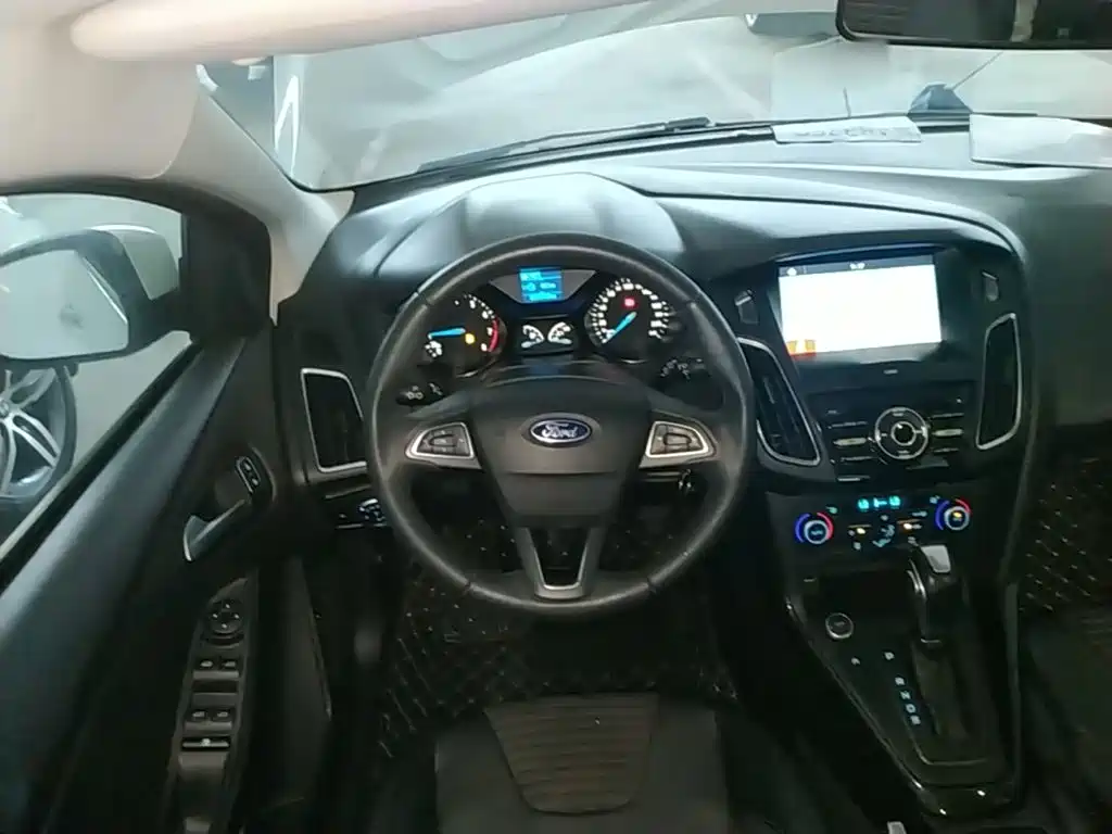 Ford Focus 2018 — фото 11