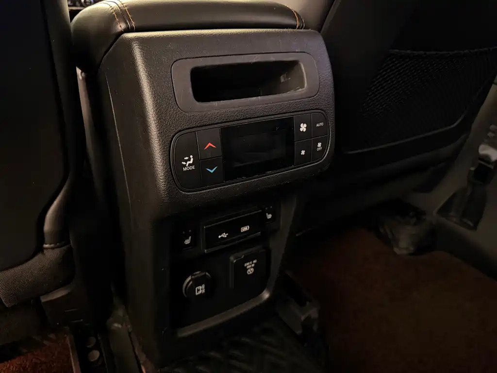 Jeep Grand Commander 2018 — фото 13