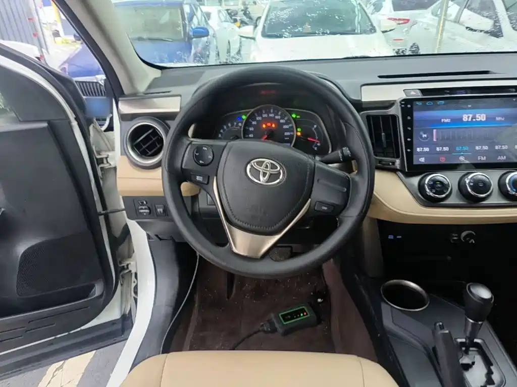Toyota RAV4 2015 — фото 11