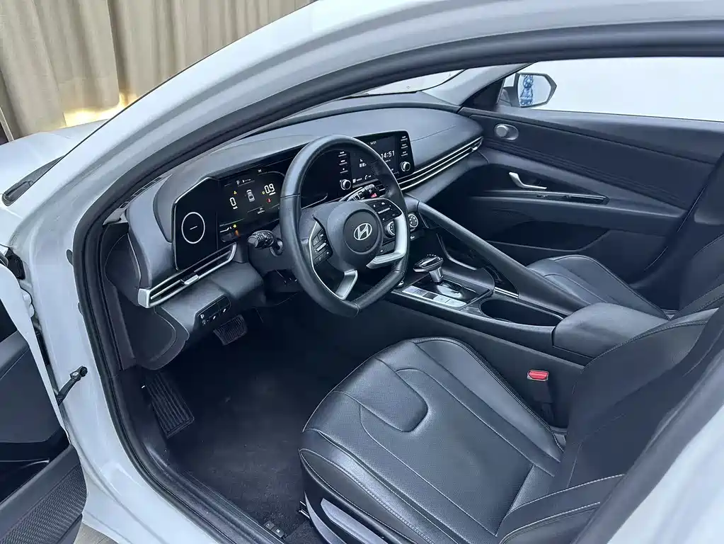 Hyundai Elantra 2023 — фото 10