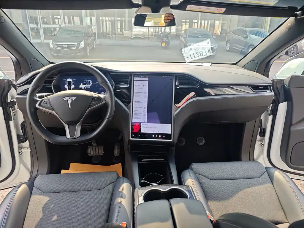 Tesla Model X 2018 — фото 10