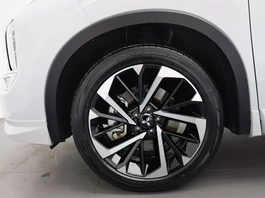 Mitsubishi Outlander 2023 — фото 17