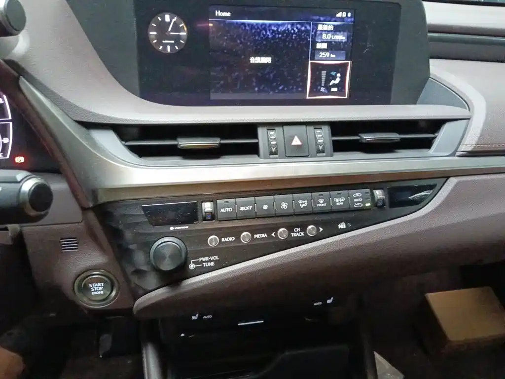 Lexus ES 2019 — фото 14