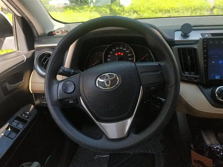 Toyota RAV4 2017 — фото 15