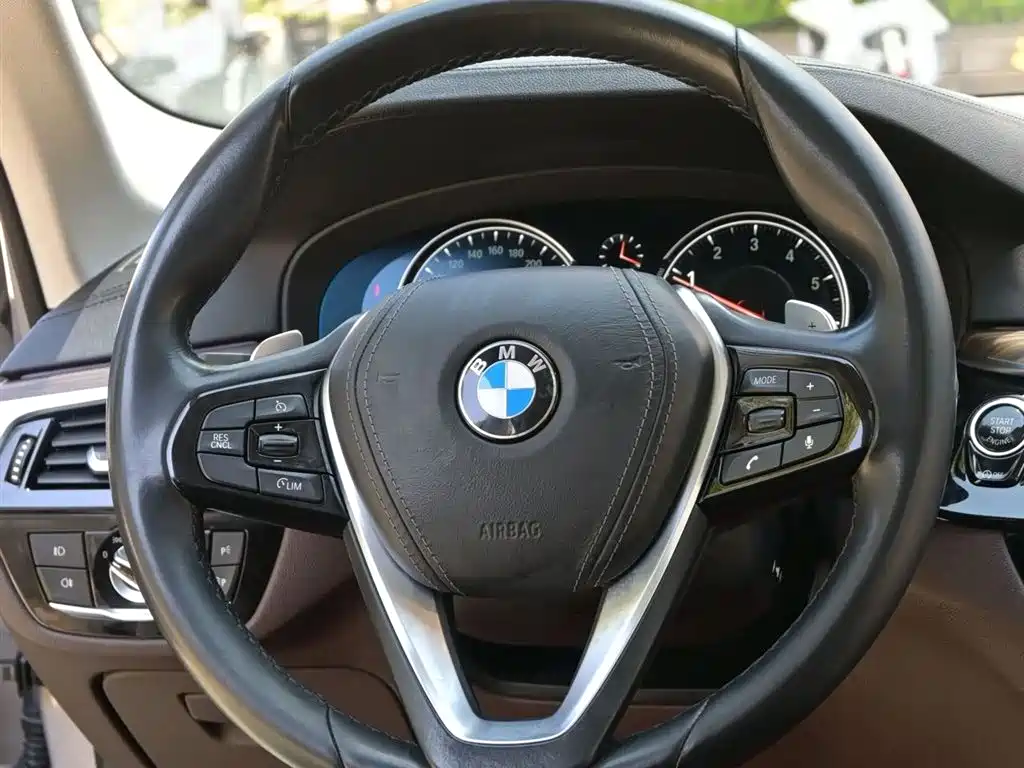 BMW 5 Series 2018 — фото 8