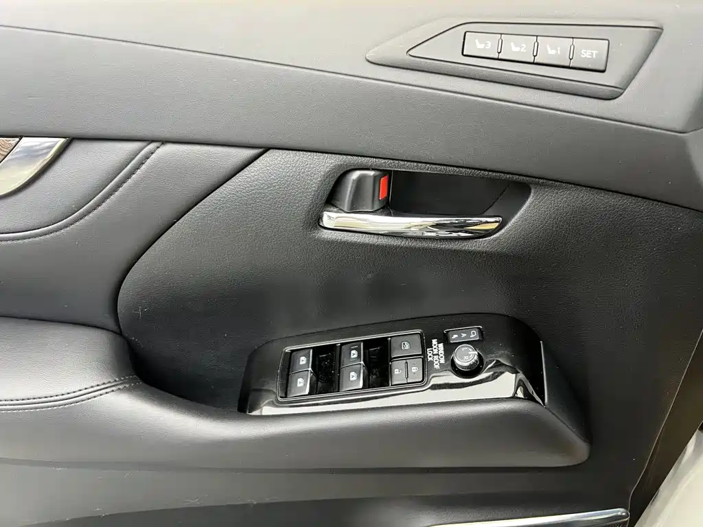 Toyota Alphard 2020 — фото 18