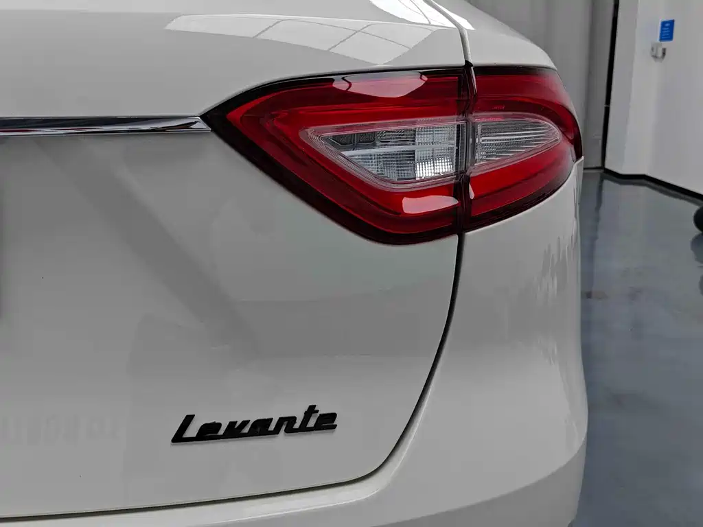 Maserati Levante 2017 — фото 14