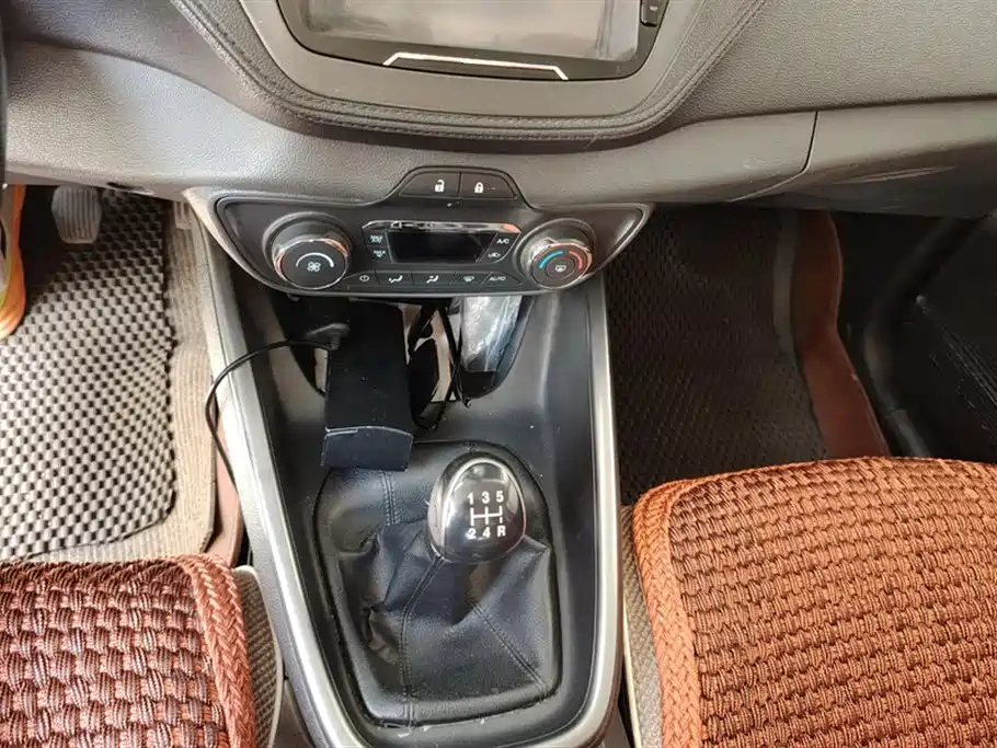 Ford Escort 2015 — фото 16