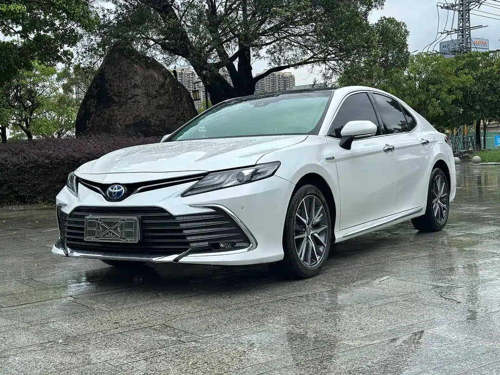 Toyota Camry 2023 — фото 1