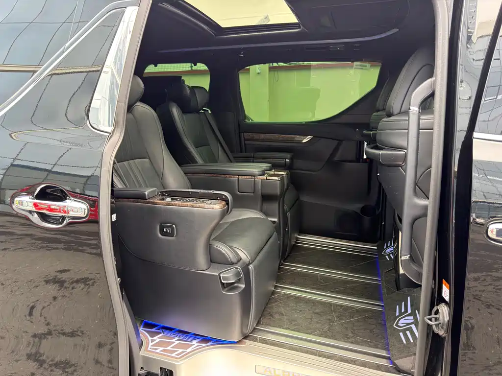 Toyota Alphard 2023 — фото 11