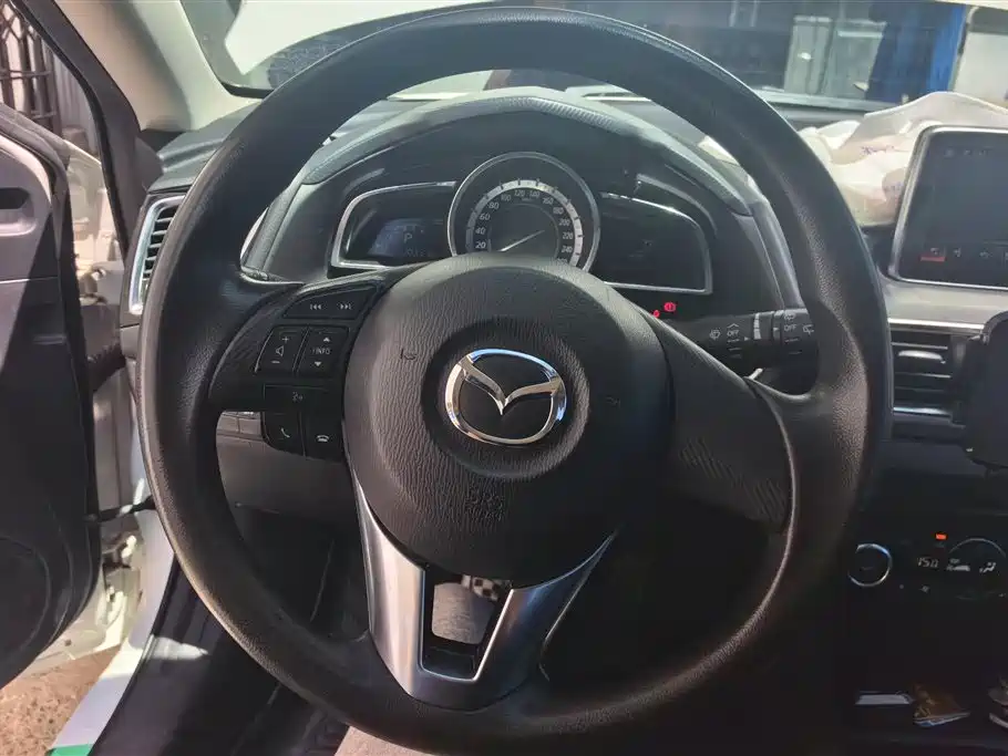 Mazda 3 Axela 2016 — фото 15