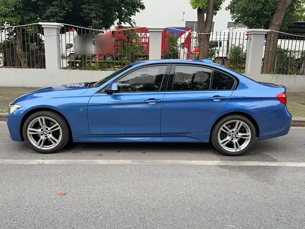 BMW 3 Series 2018 — фото 12