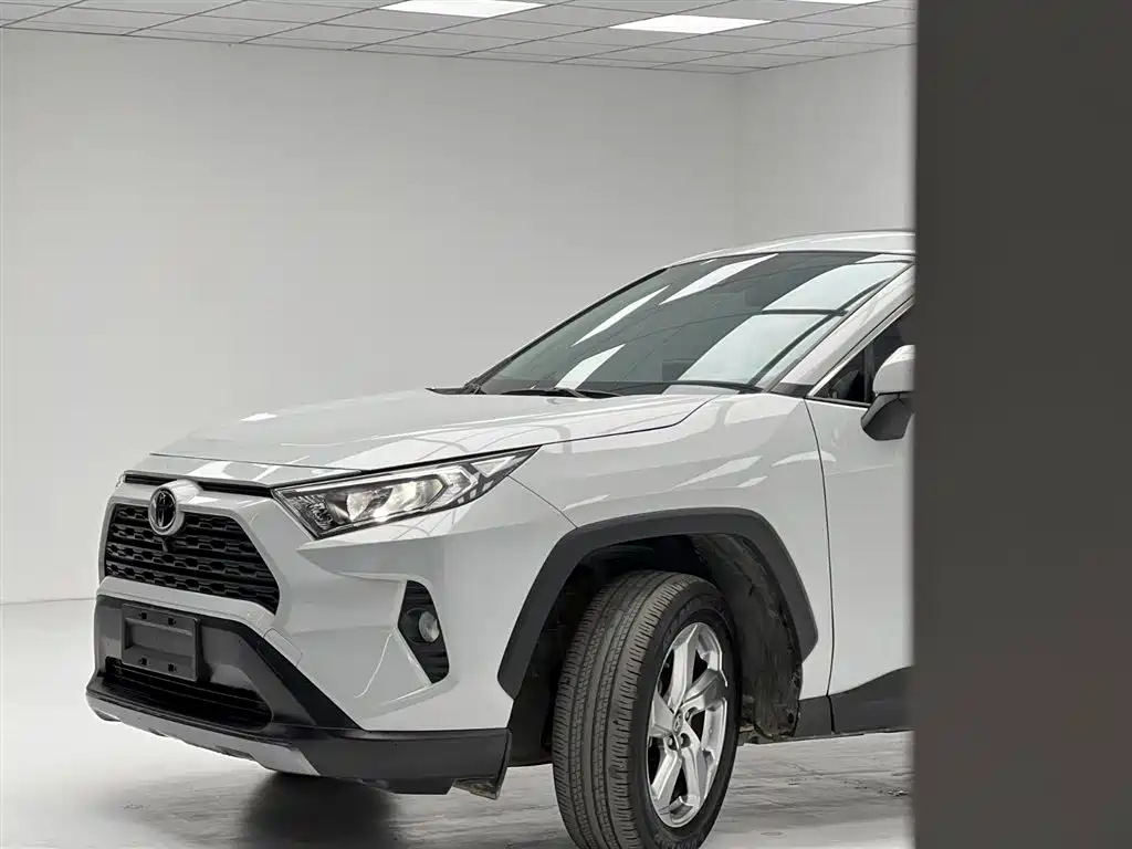 Toyota RAV4 2022 — фото 6