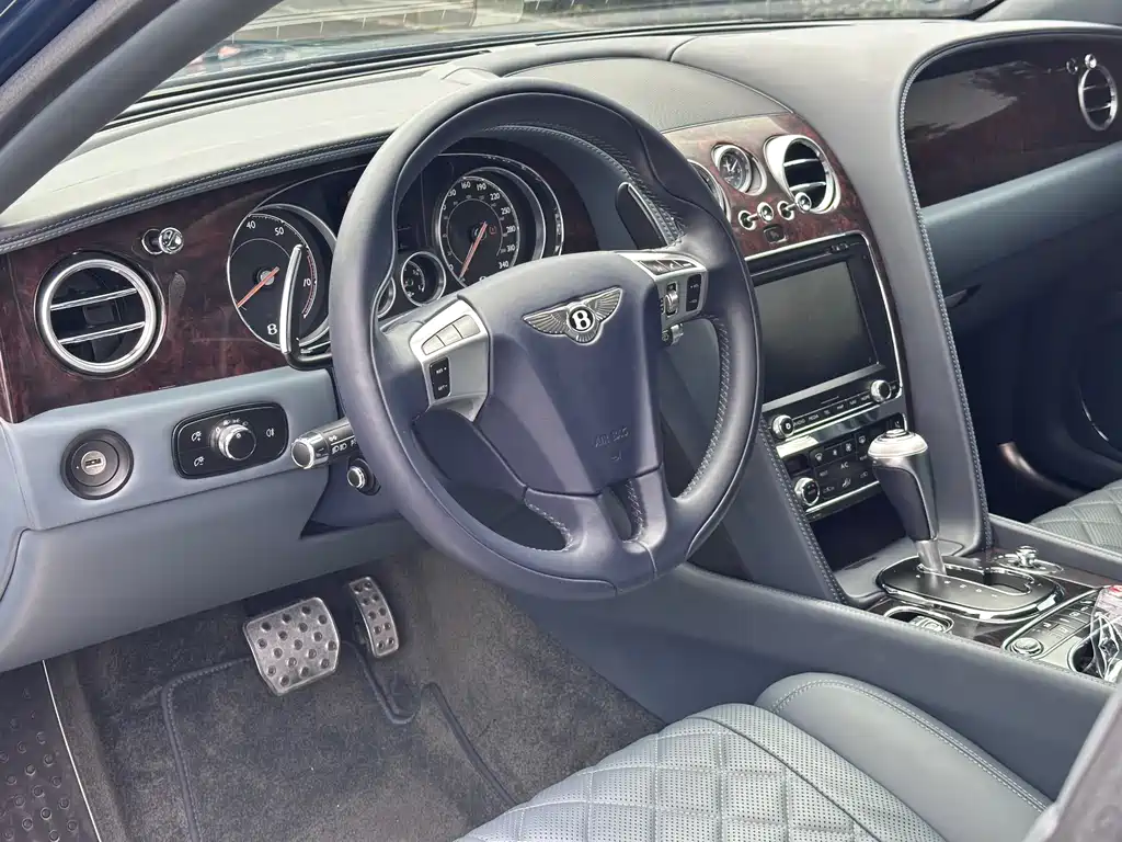 Bentley Flying Spur 2018 — фото 15