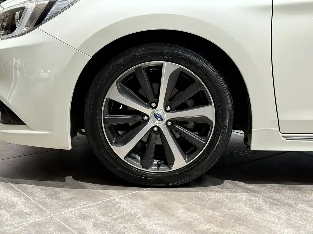 Subaru Legacy 2018 — фото 30