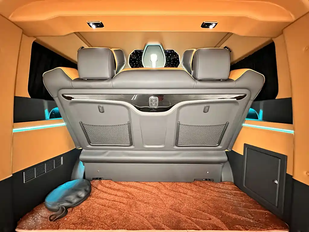 Toyota Hiace 2023 — фото 27