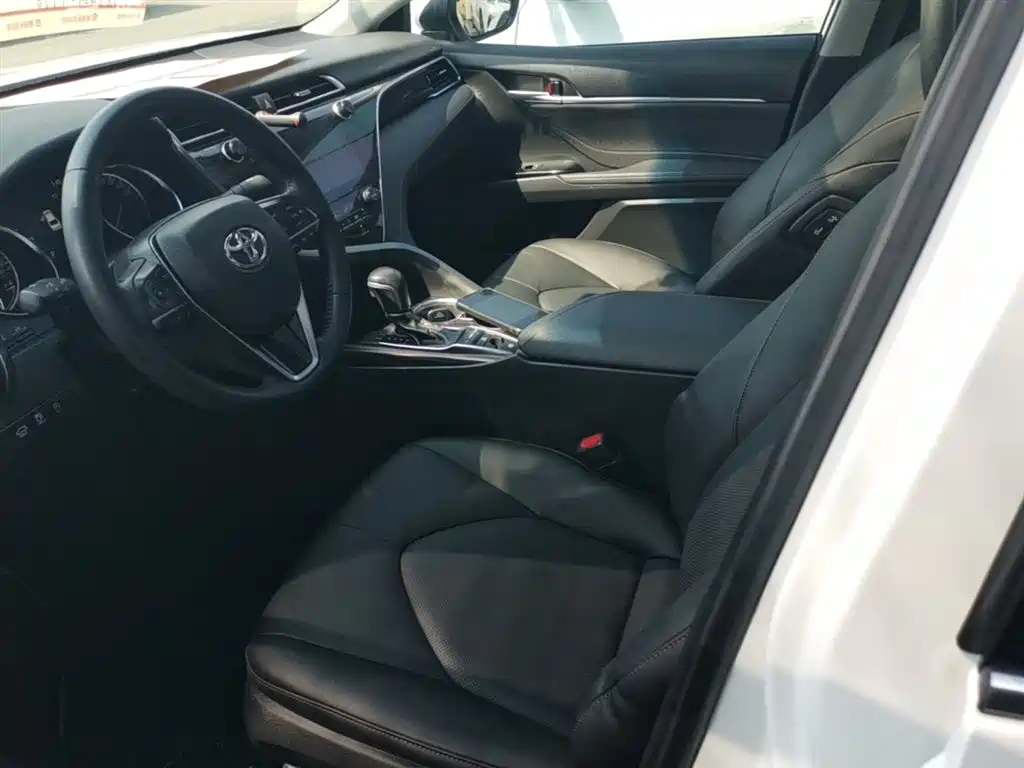 Toyota Camry 2019 — фото 14