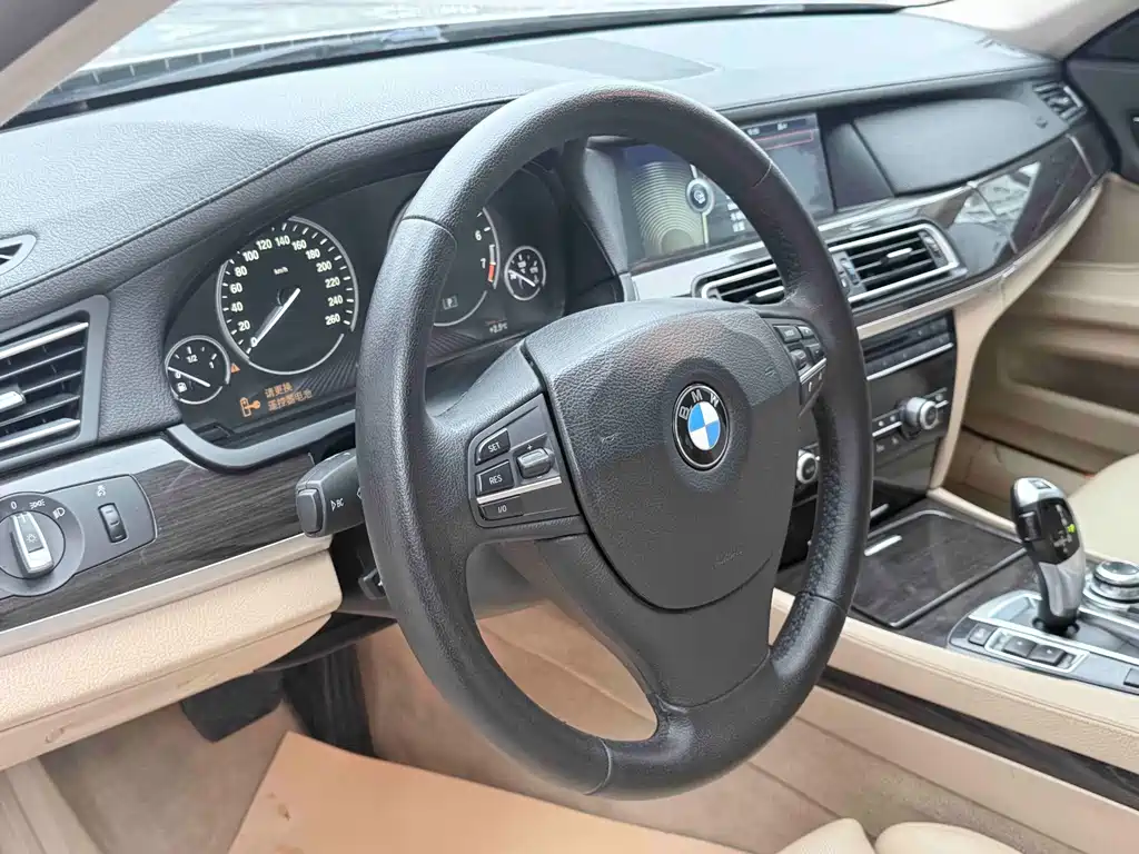 BMW 7 Series 2012 — фото 12