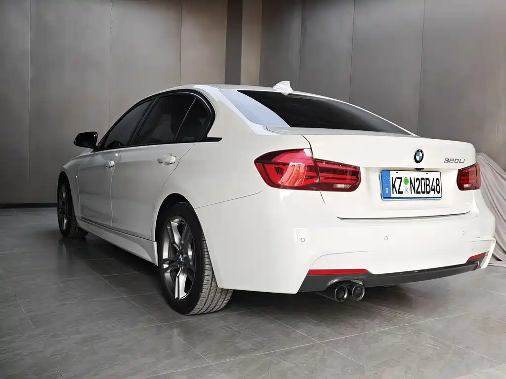 BMW 3 Series 2018 — фото 16