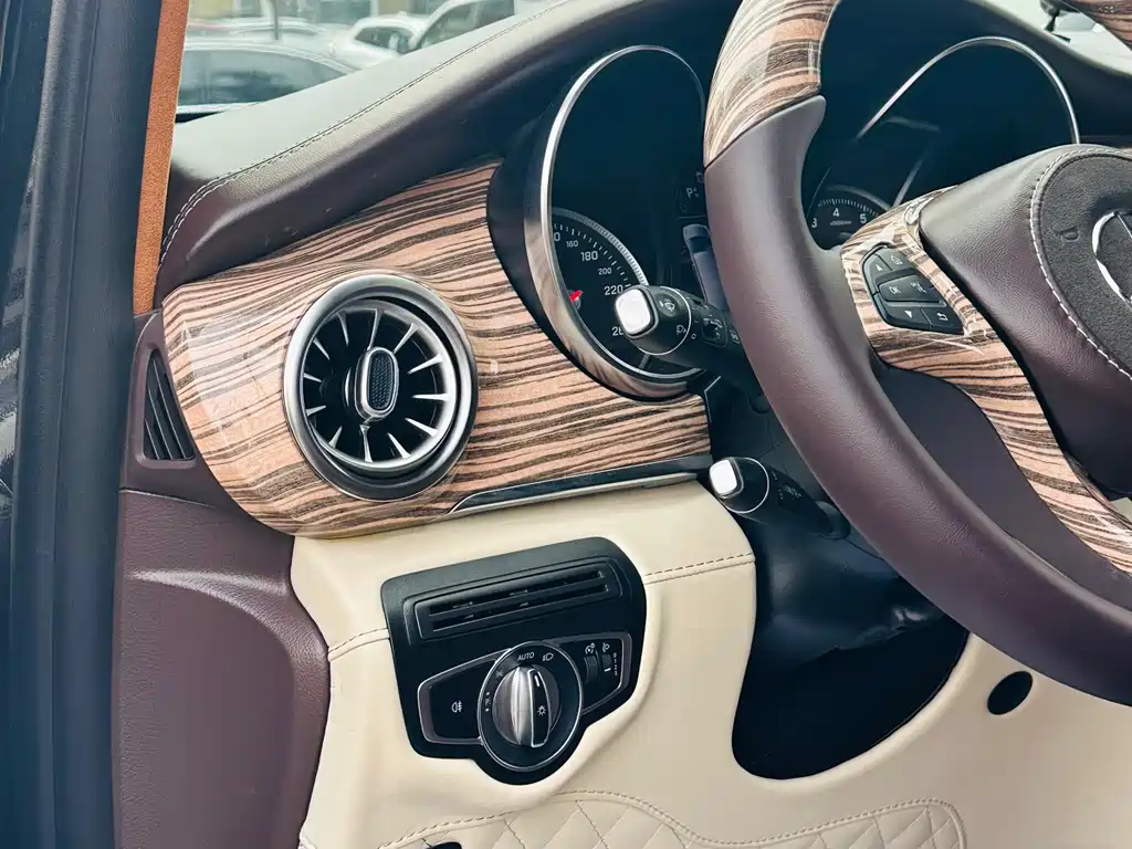 Mercedes-Benz V-Class 2019 — фото 11
