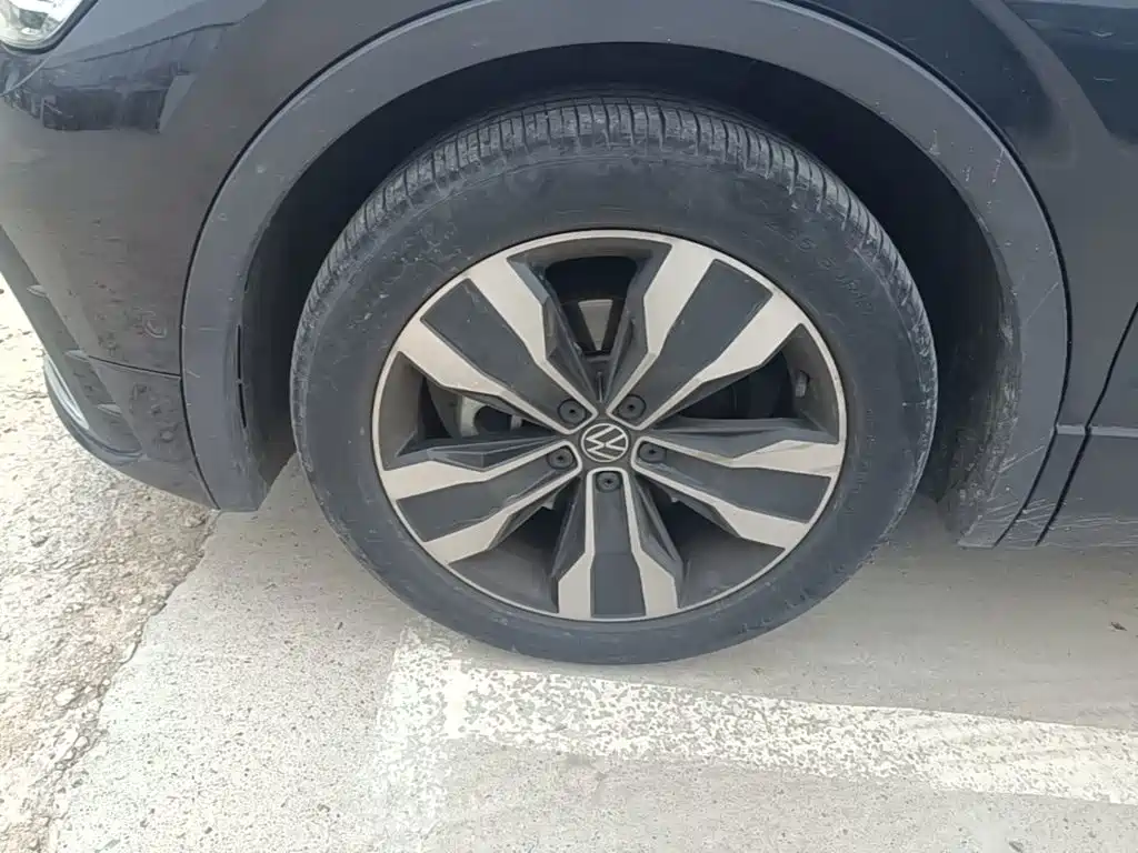 Volkswagen Tiguan L 2023 — фото 23