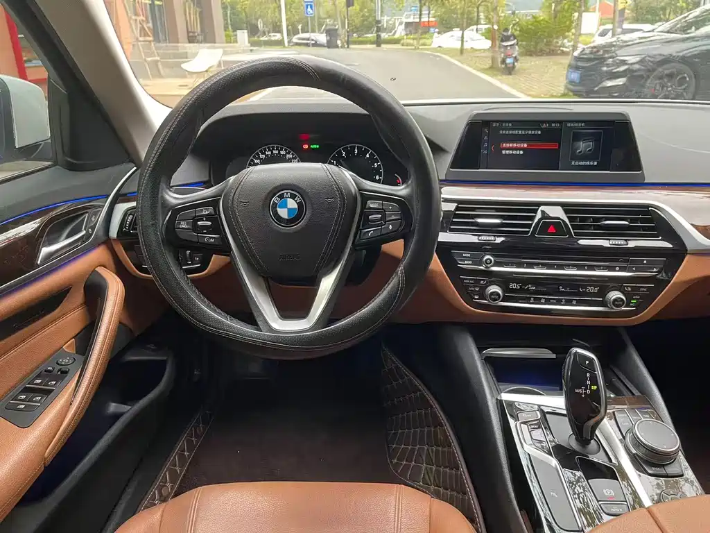 BMW 5 Series 2018 — фото 17