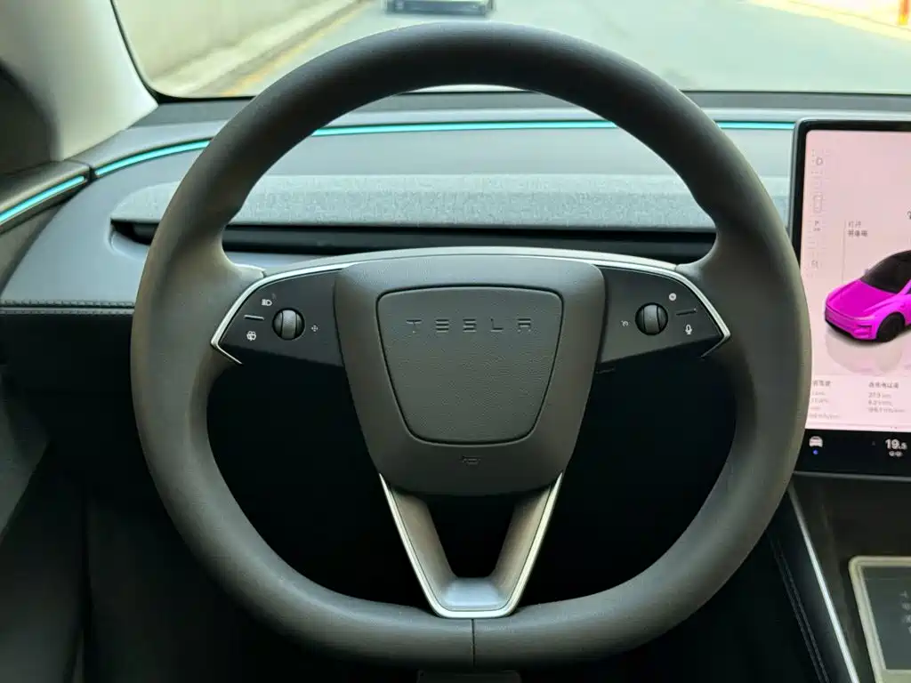 Tesla Model Y 2025 — фото 12