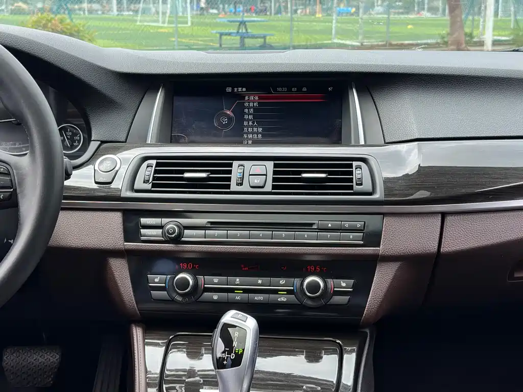 BMW 5 Series 2016 — фото 16
