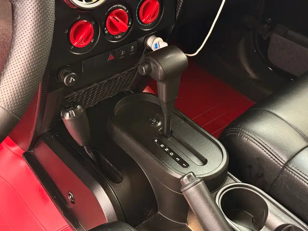 Jeep Wrangler 2010 — фото 12