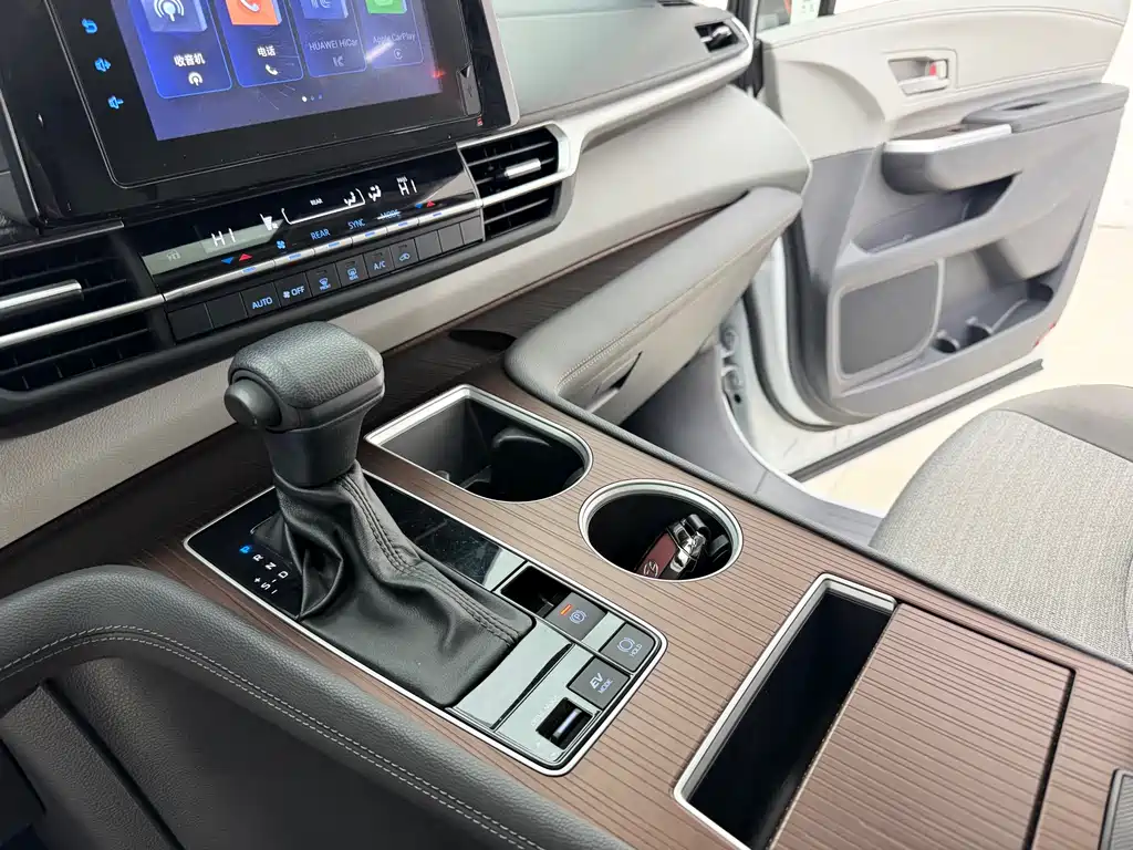 Toyota Sienna 2022 — фото 12