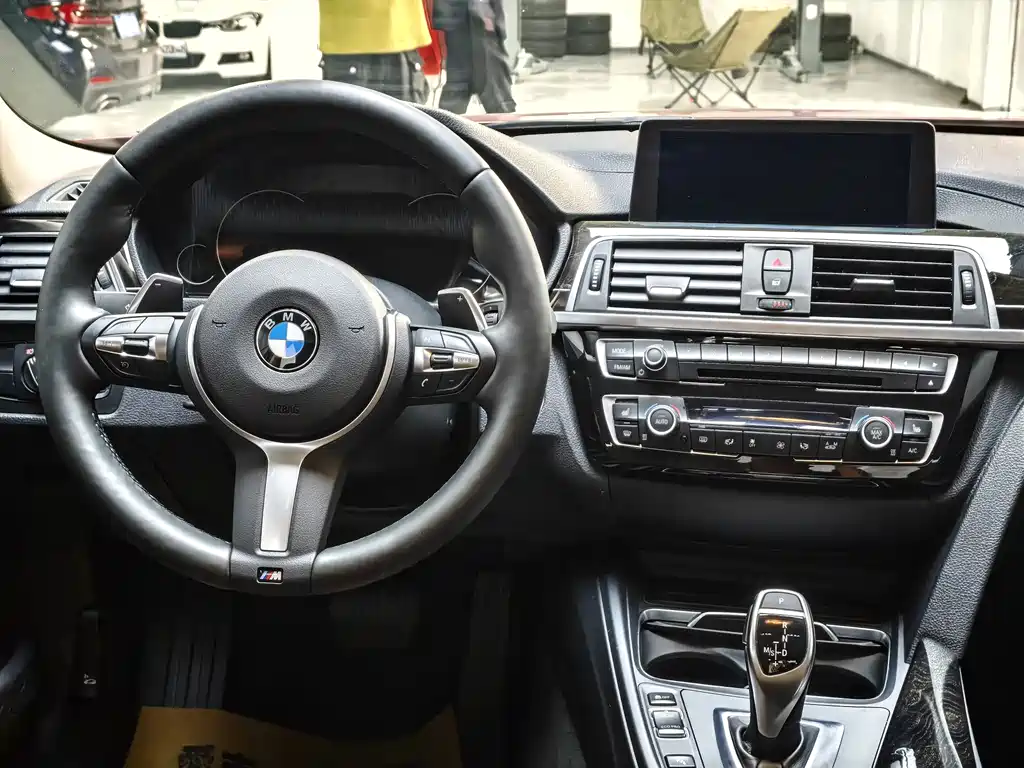 BMW 3 Series 2018 — фото 9