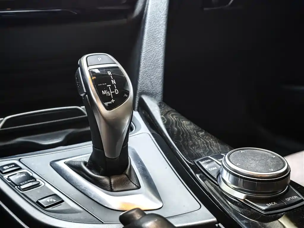 BMW 3 Series 2018 — фото 10