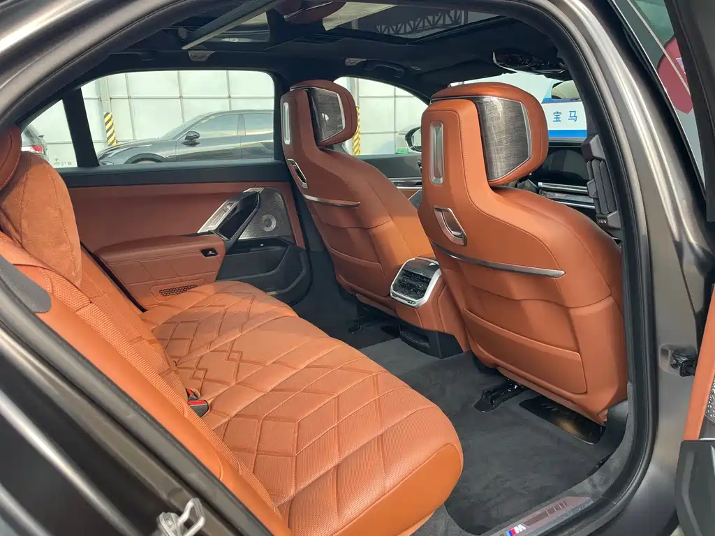 BMW i7 2023 — фото 11