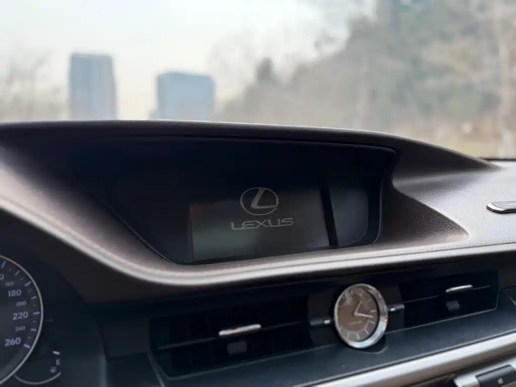 Lexus ES 2017 — фото 6