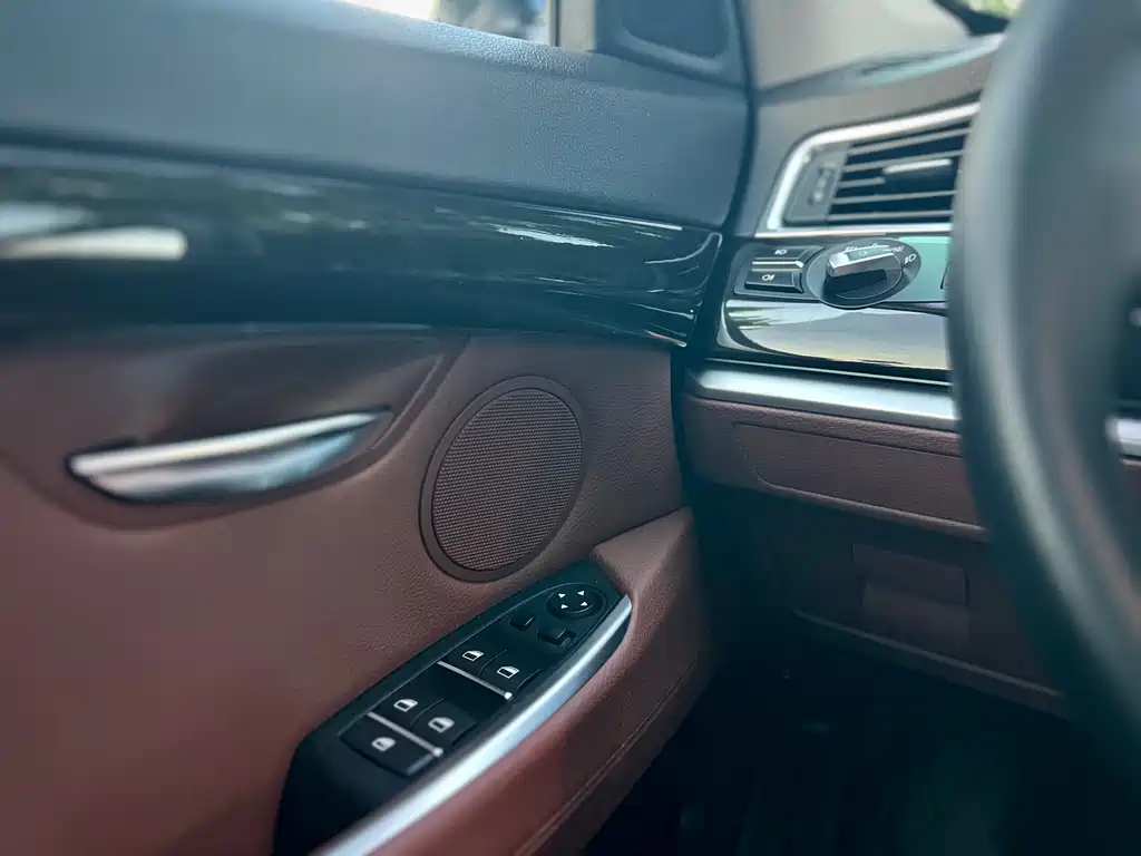 BMW 5 Series GT 2015 — фото 22