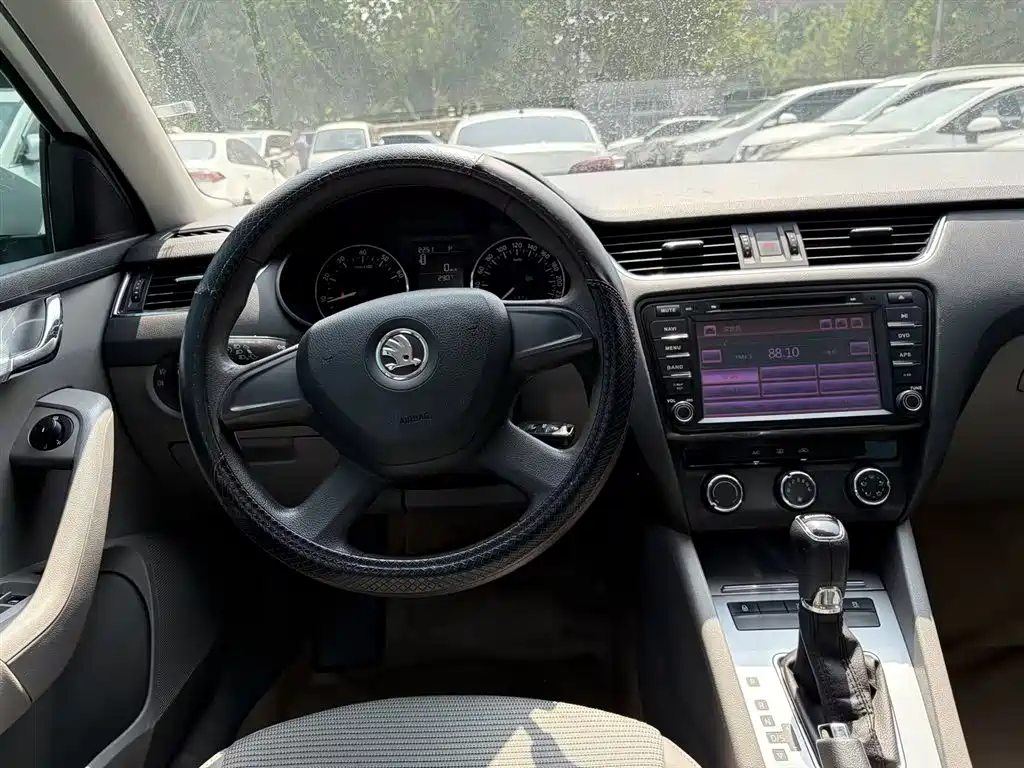 Skoda Octavia 2014 — фото 10