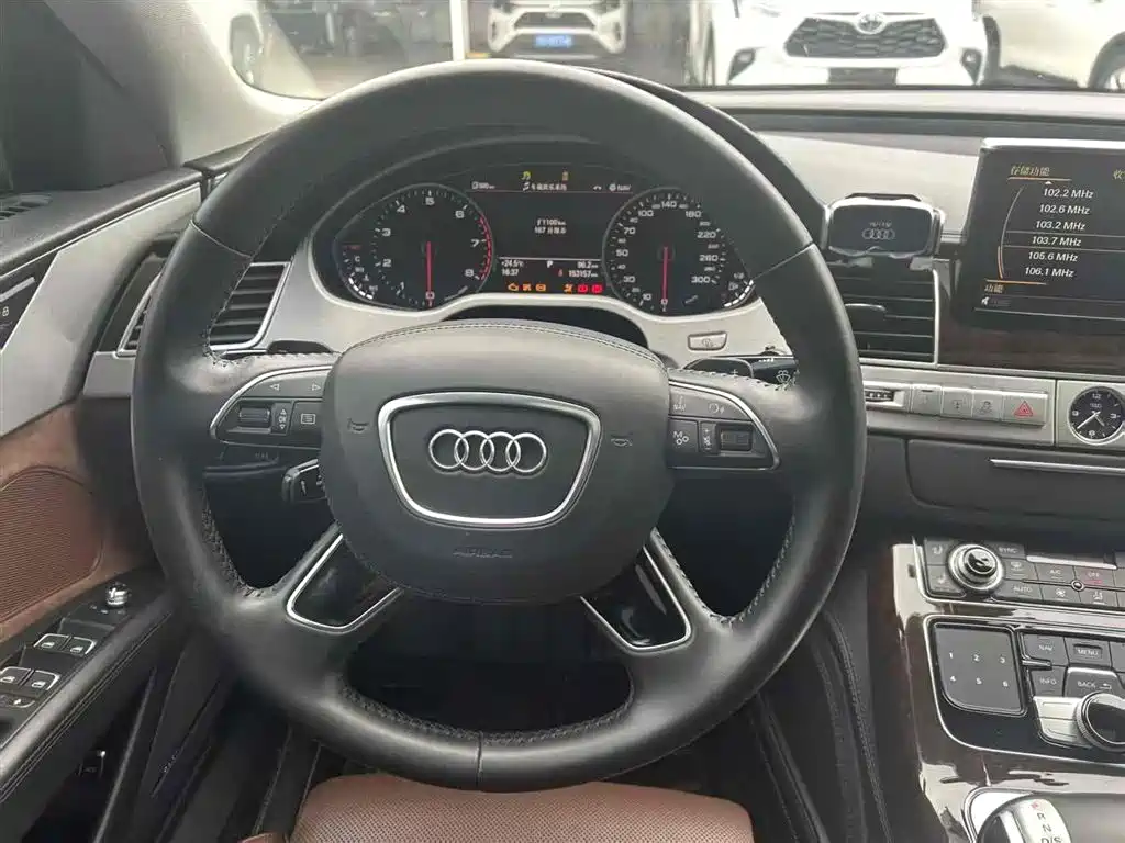 Audi A8 2014 — фото 10
