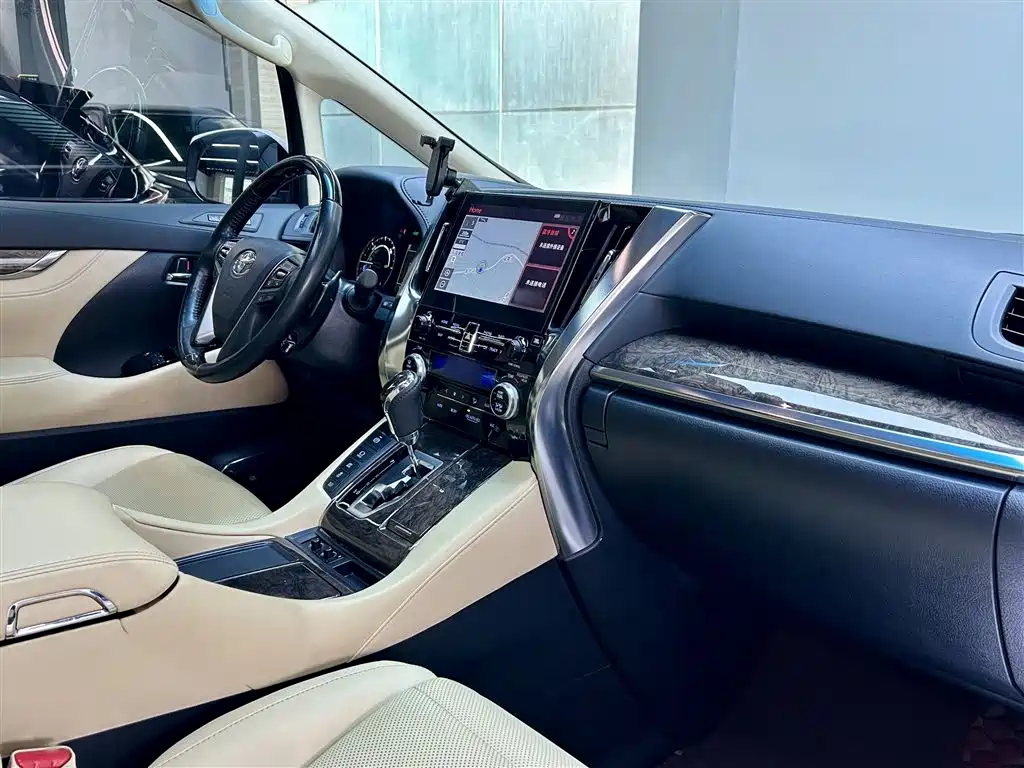 Toyota Alphard 2023 — фото 13
