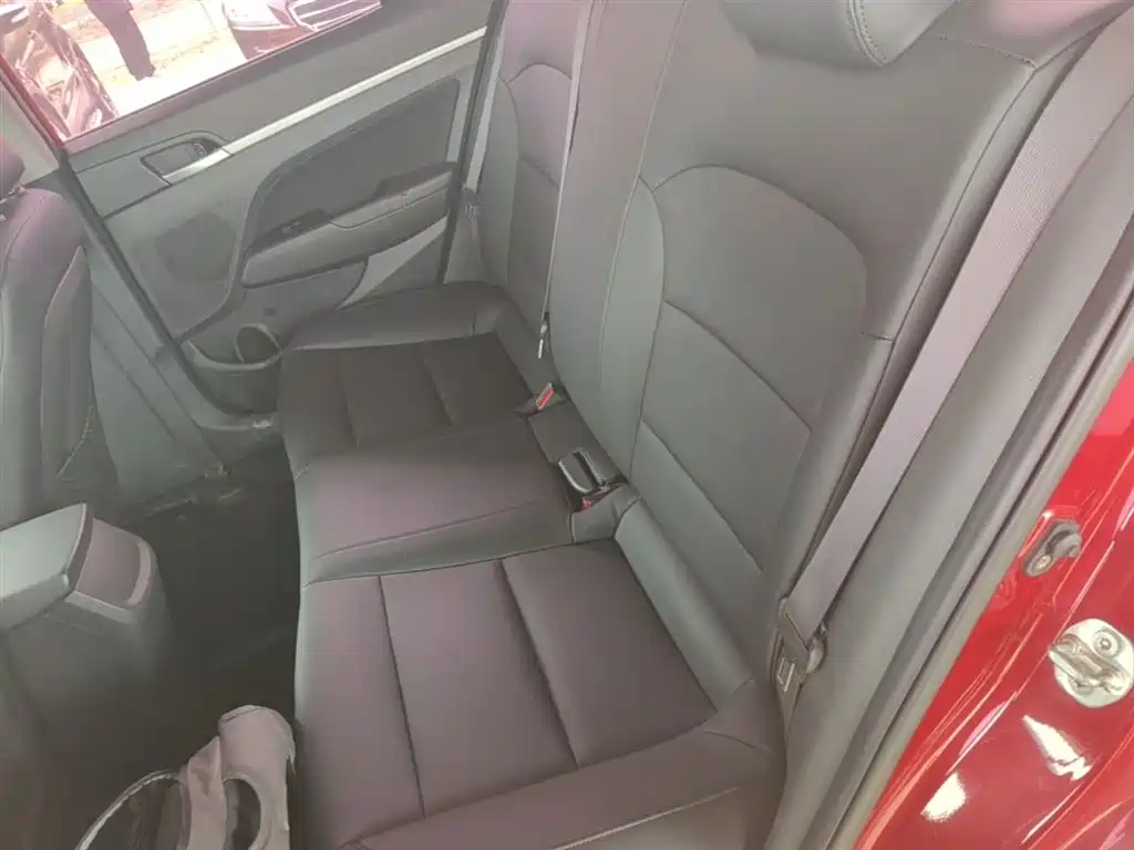 Hyundai Elantra 2018 — фото 17