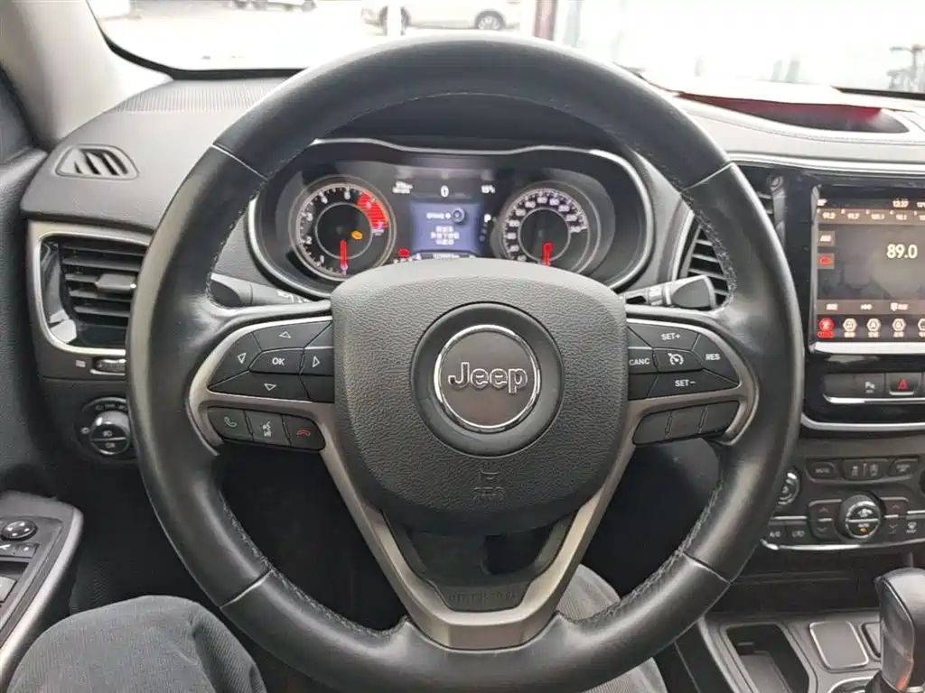 Jeep Cherokee 2019 — фото 11