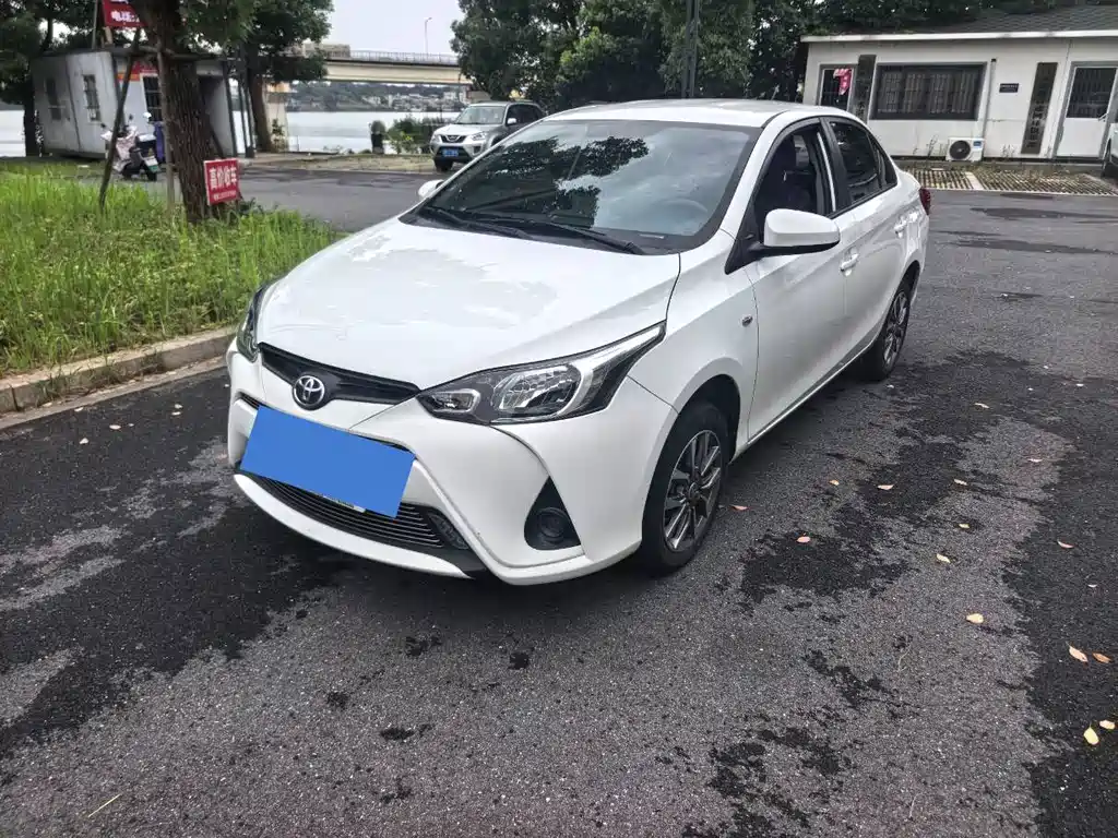 Toyota Yaris L 2021 — фото 2