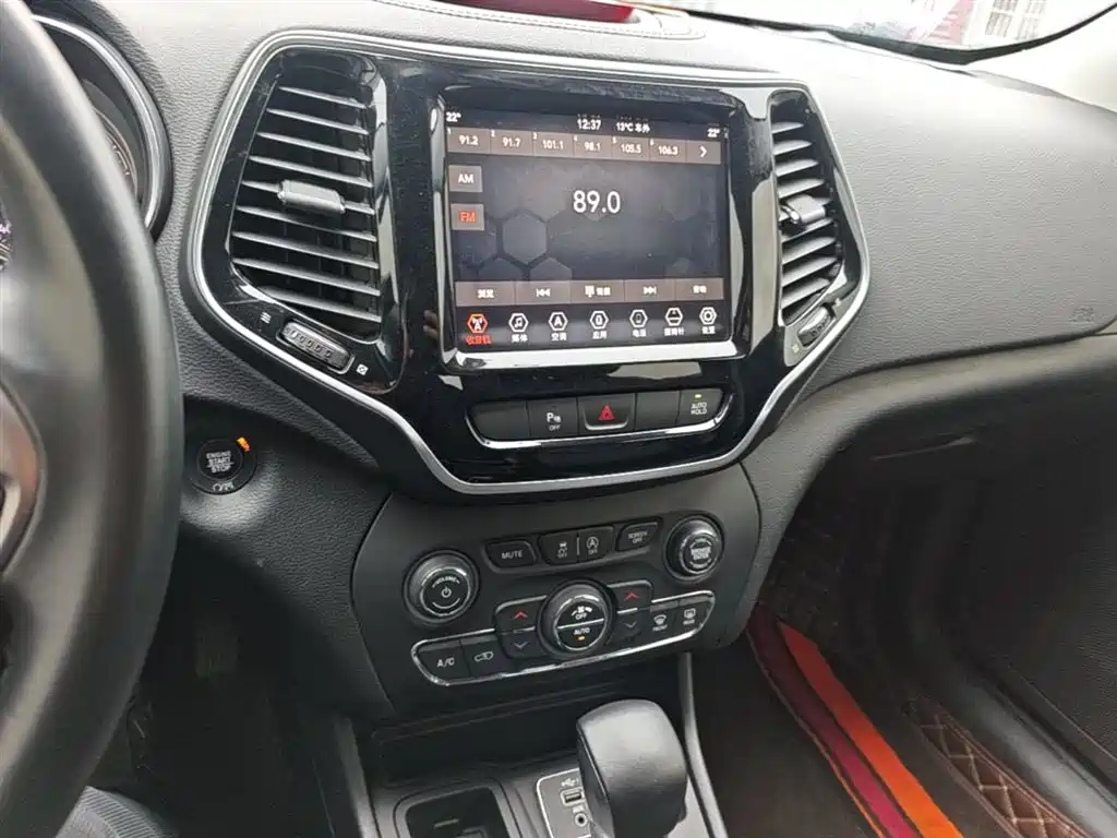 Jeep Cherokee 2019 — фото 13