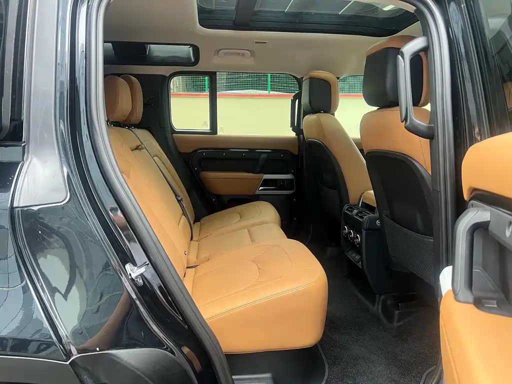 Land Rover Defender 2023 — фото 12