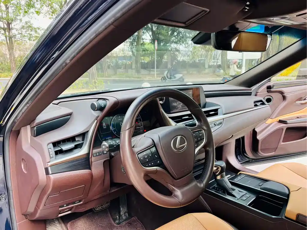 Lexus ES 2020 — фото 11
