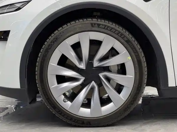 Tesla Model Y 2025