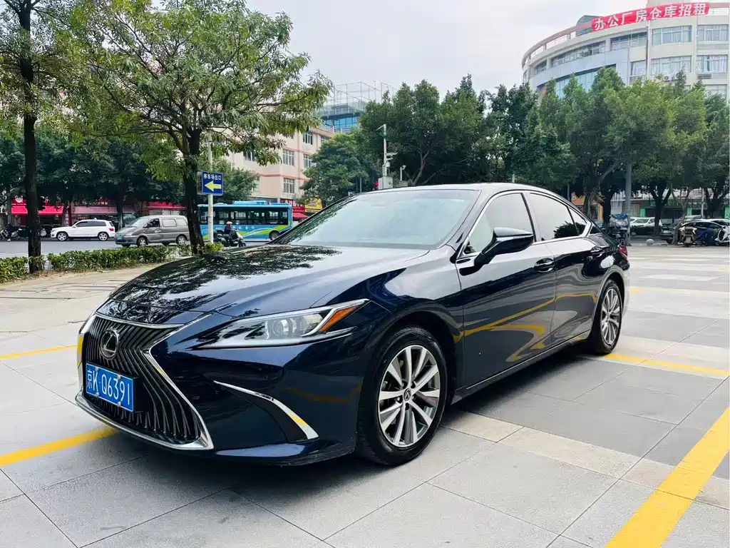 Lexus ES 2020 — фото 1
