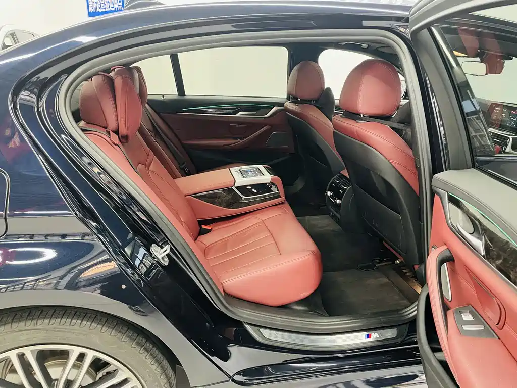 BMW 5 Series 2018 — фото 14